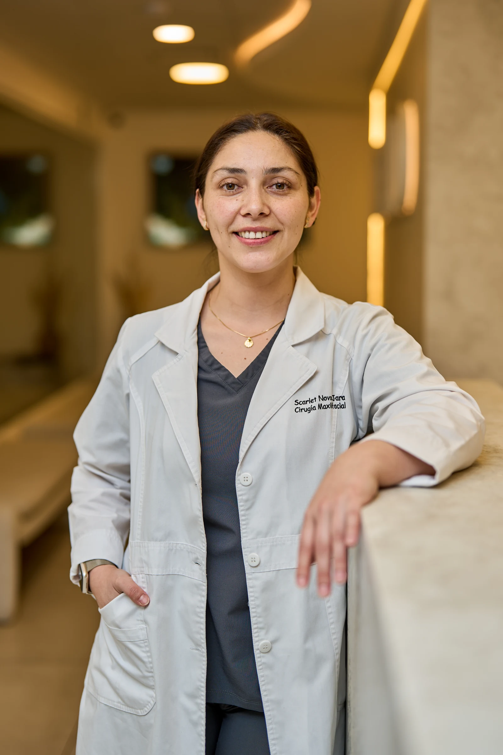 Dra. Scarlet Novoa, Cirujana Maxilofacial en Clínica CIALO, Los Ángeles